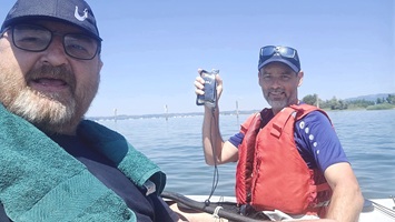 Übergabe des Trackers vom Marcel Brunner an Dietmar Maier vom Kanu- und Wassersportverein Bregenz
