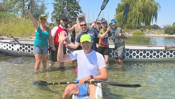 Das Team vom Drachenboot- und Wassersportclub Bodensee mit Drachenboot und Surfski (Foto: DWSC Bodensee)