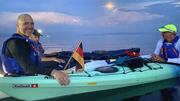 Übergabe bei Friedrichshafen-Fischbach vom Lindauer Kanuclub an den Paddel-Club Kreuzlingen (vlnr Peter Hohage, Stefan Baiker, Thorsten Arp; Foto: Stephan Pfefferli)